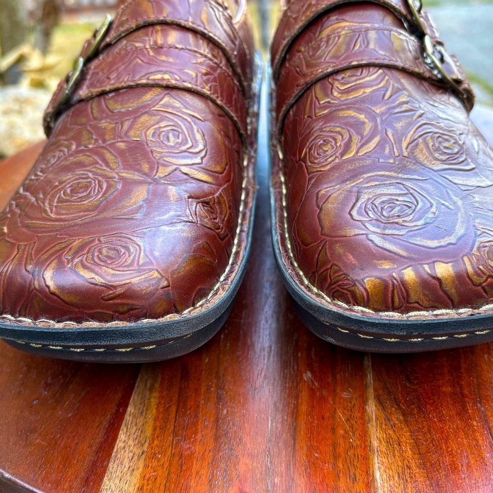 Alegria size 9 Brown and Gold Clogs with Embossed Floral Design - Picture 3 of 10